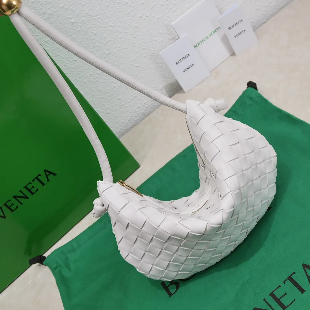 Batch 1220 BV has released new products. The small size TURN #recommended new hot style is still the classic woven logo that we can recognize at a glance. It is really a unique style that is familiar and unfamiliar! Made of sheepskin braiding, with beautiful gold beads on the shoulder straps for free adjustment. You can switch between the shoulder bag and the handbag at will. It has a concave and convex shape anytime and anywhere. It is a practical king with a unique personality. It also has the right color combination that can be sweet or salty. It is full of style. It is a beautiful summer catwalk style. Pull it out quickly. Small size: 29*3*19. Model: 6699-2#